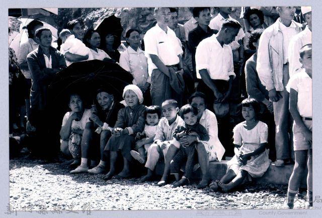 鄧雨賢相關照片100：眾人於豔陽下等待藏品圖，第1張