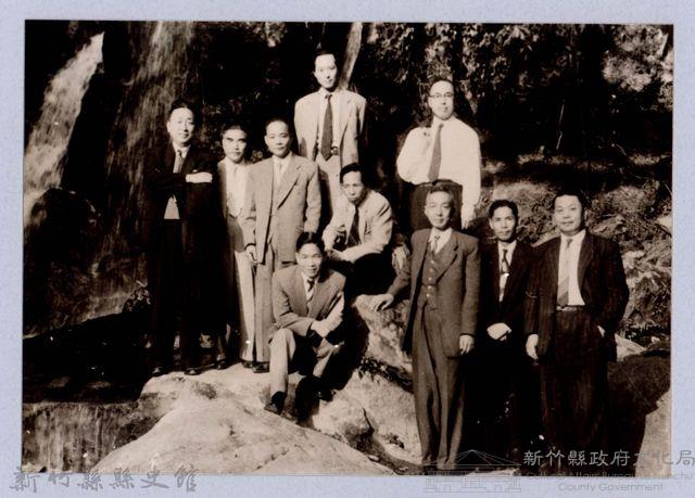 龍瑛宗翻拍照109：龍瑛宗與友人合影12藏品圖，第1張