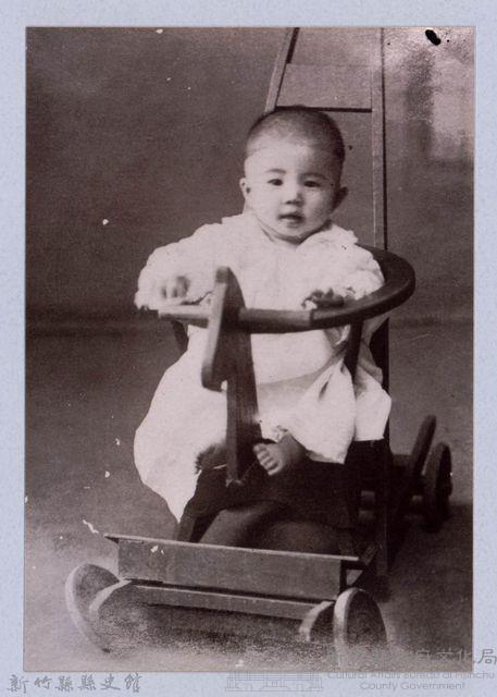 龍瑛宗翻拍照49：木馬上的幼童藏品圖，第1張