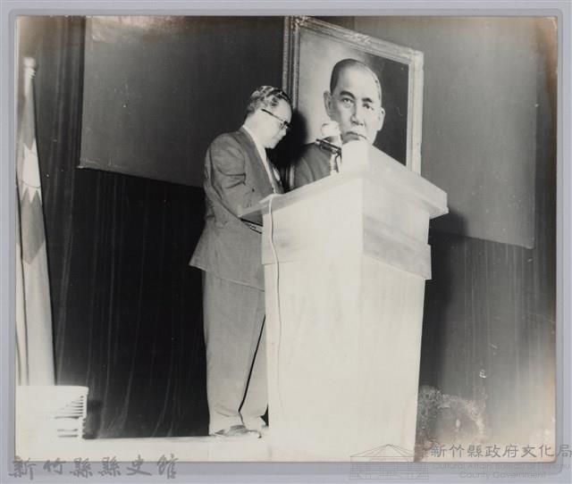 彭縣長報告新竹縣政藏品圖，第1張