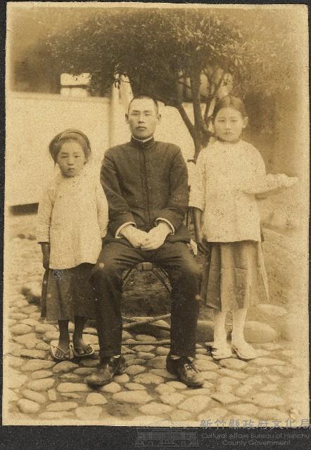 劉家均和兩個女兒合影藏品圖，第1張