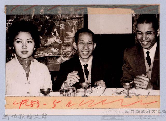 龍瑛宗翻拍照29：龍瑛宗夫婦與友人合影藏品圖，第1張