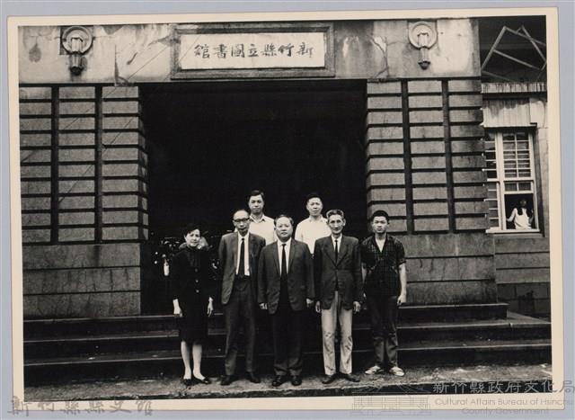 彭縣長於新竹縣立圖書館前留影-2藏品圖，第1張