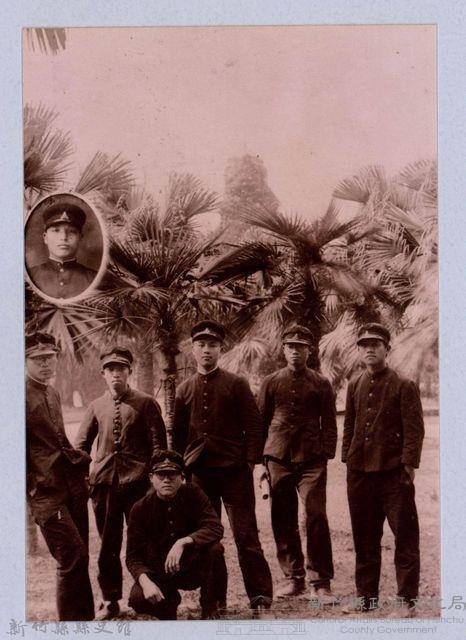 龍瑛宗翻拍照171：龍瑛宗與友人合影38藏品圖，第1張