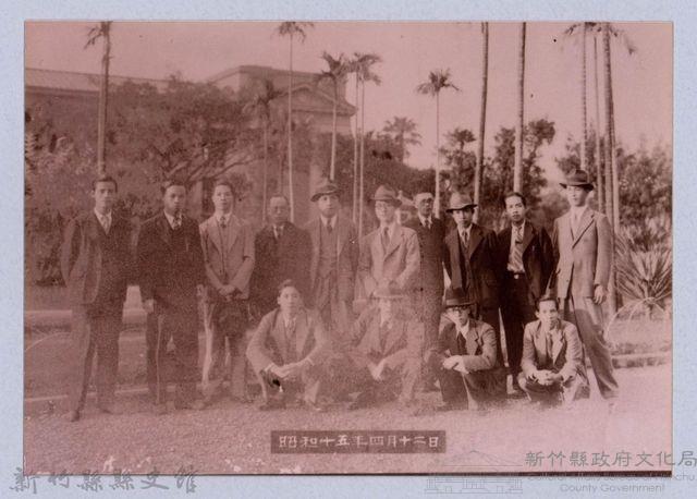 龍瑛宗翻拍照271：龍瑛宗與同學合影1藏品圖，第1張