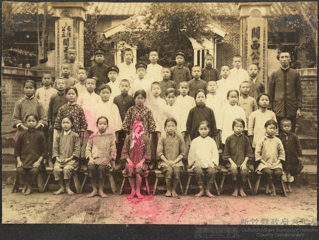 關西公學校師生畢業合照藏品圖，第1張