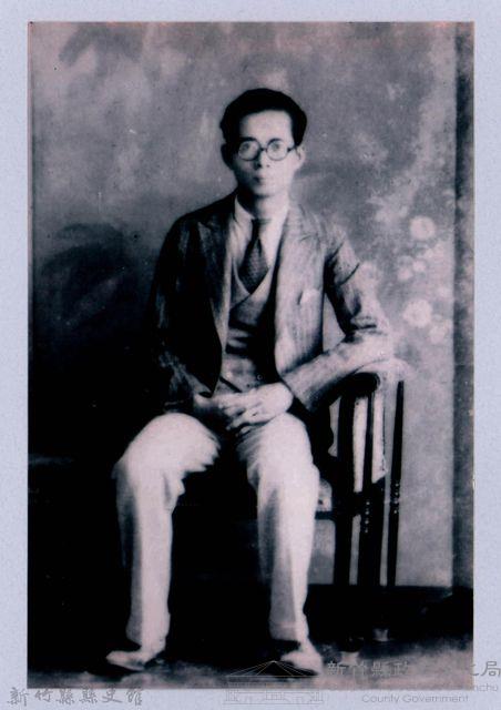 鄧雨賢個人照1：鄧雨賢於古倫美亞唱片公司時期坐姿獨照藏品圖，第1張