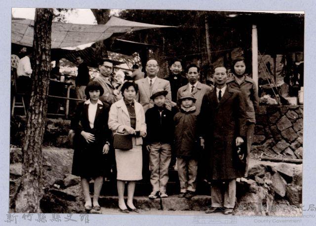 龍瑛宗翻拍照141：龍瑛宗與友人合影29藏品圖，第1張