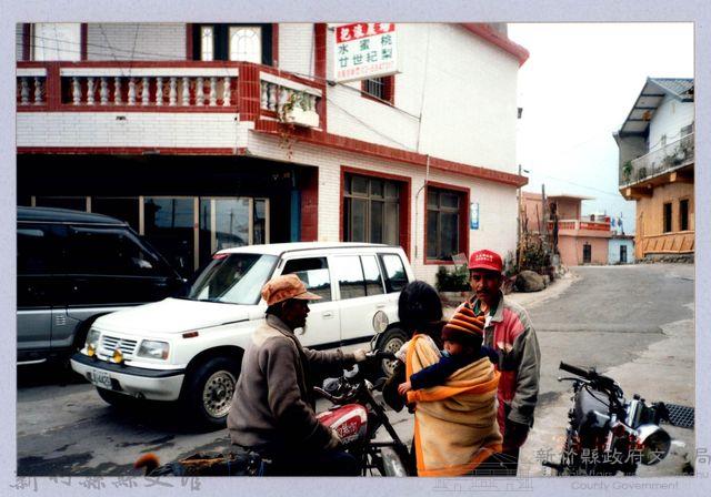 泰崗部落之現代建築與居民藏品圖，第1張