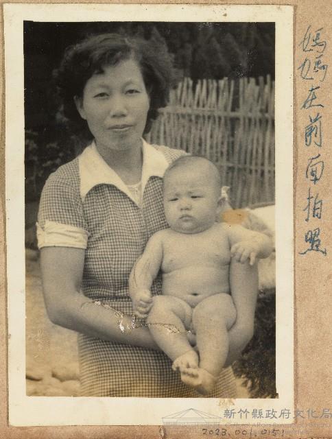 范姜碧珠抱兒留影藏品圖，第1張