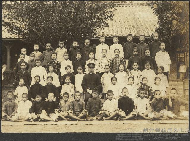 關西公學校師生畢業合照藏品圖，第1張