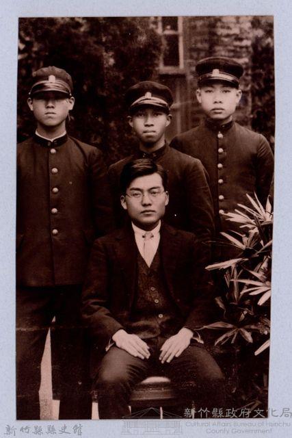 龍瑛宗翻拍照13：龍瑛宗與同學及師長合影藏品圖，第1張