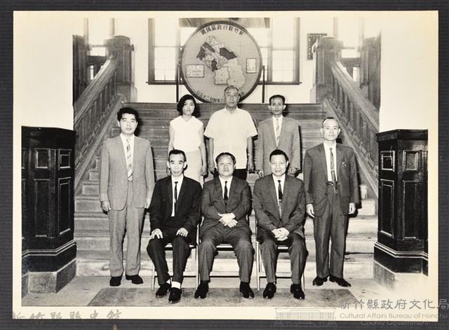 彭公瑞鷺縣長主持新竹縣政八年誌念：彭縣長與合作室職員合影藏品圖，第1張