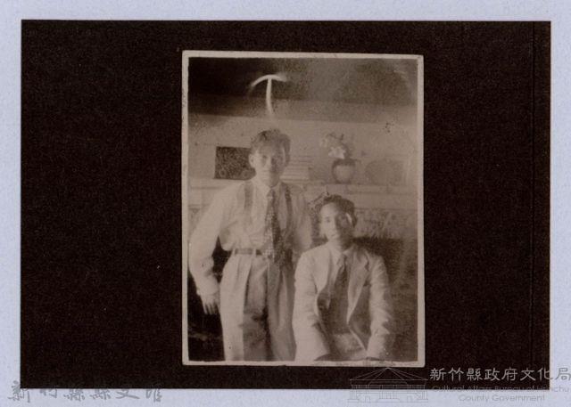 龍瑛宗翻拍照253：龍瑛宗與友人合影47藏品圖，第1張