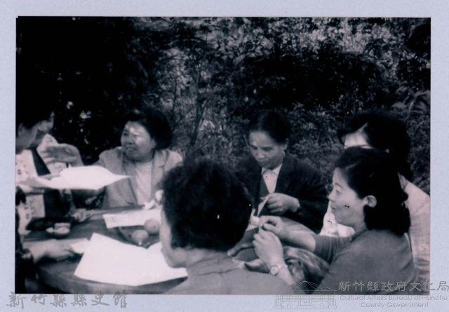 鄧雨賢相關照片14：鄧雨賢之妻鍾有妹側拍照藏品圖，第1張