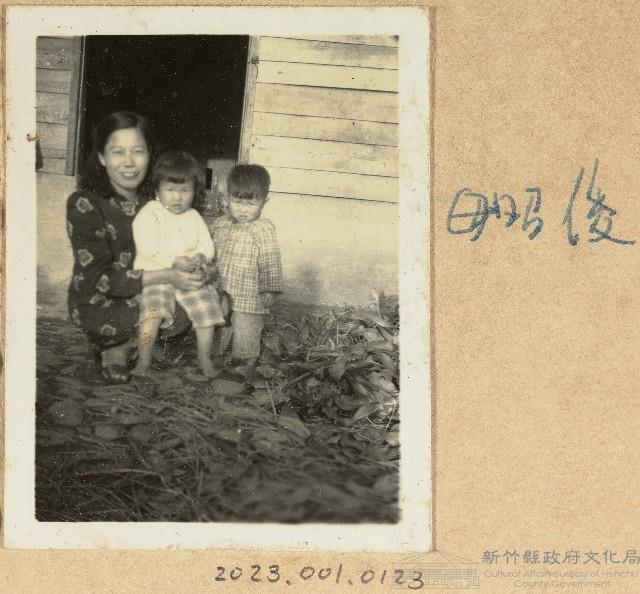 范姜碧珠和兒女自宅前留影藏品圖，第1張