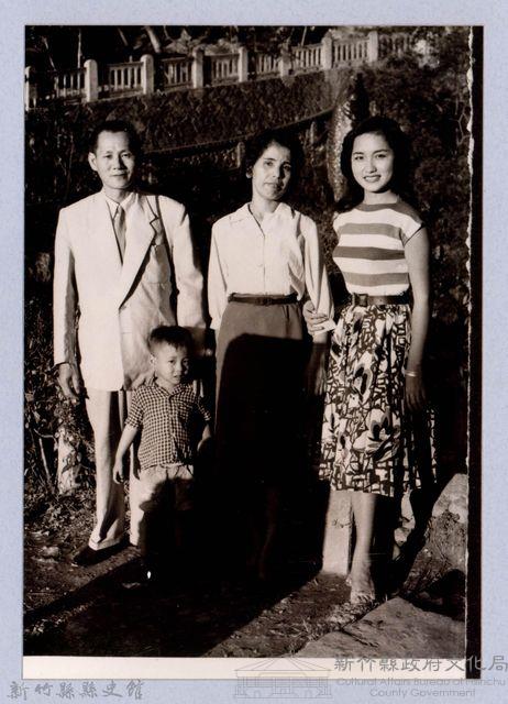 龍瑛宗翻拍照123：友人合影藏品圖，第1張