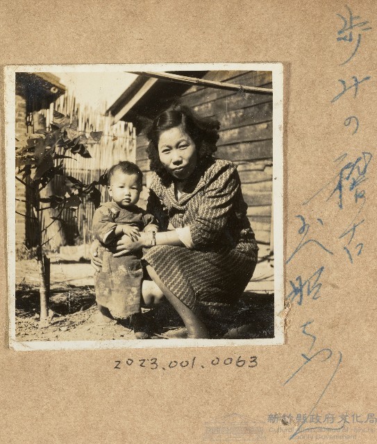 范姜碧珠與長女自宅前留影藏品圖，第1張