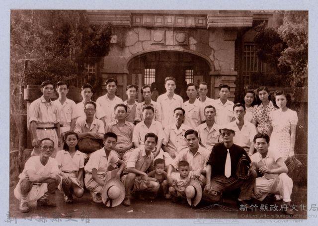 龍瑛宗翻拍照78：龍瑛宗與台灣省合作金庫同仁合影藏品圖，第1張