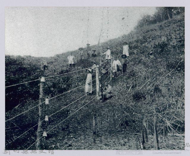 李崠山圖照1-正在架設的隘勇線藏品圖，第1張