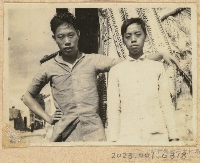 海南島通譯官和當地學員合照藏品圖，第1張