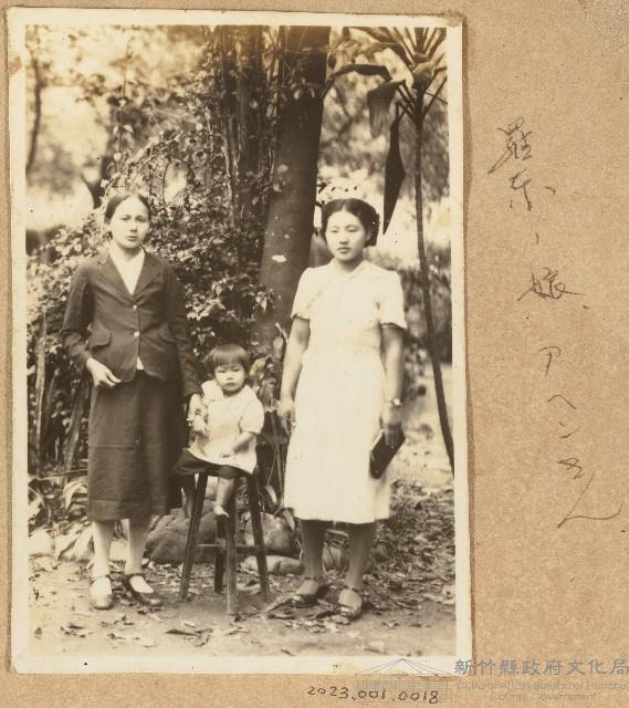 劉邱柳妹與養女合照藏品圖，第1張