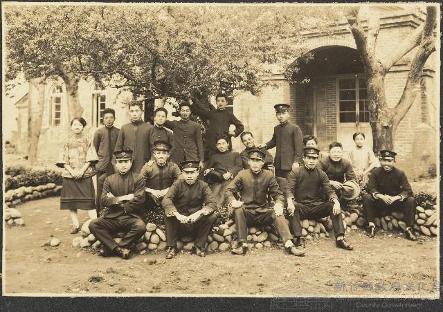 劉家均和關西國小教職員校園合影藏品圖，第1張