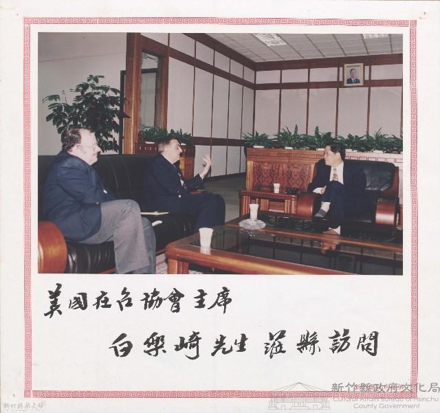 美國在台協會主席白樂崎先生蒞縣訪問藏品圖，第1張