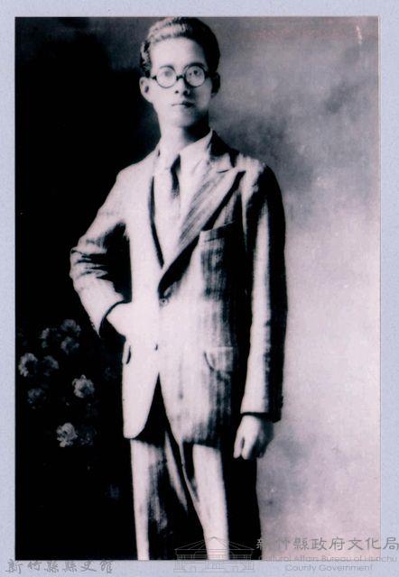 鄧雨賢個人照8：鄧雨賢練大提琴獨照藏品圖，第1張