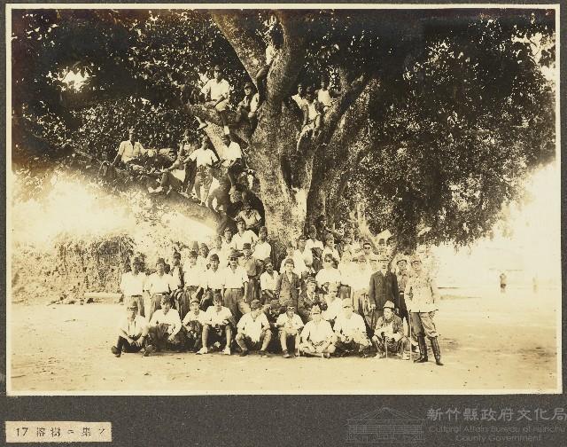 海南島地政養成所第一期講習生榕樹下團體照藏品圖，第1張