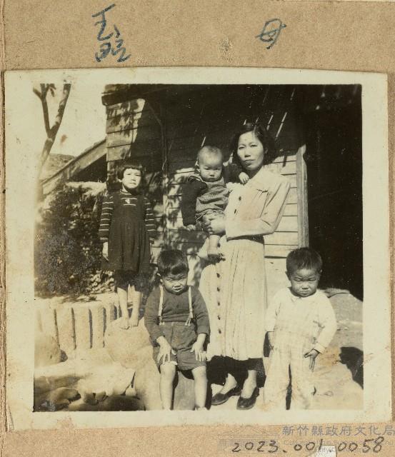 范姜碧珠和子女自宅前留影藏品圖，第1張