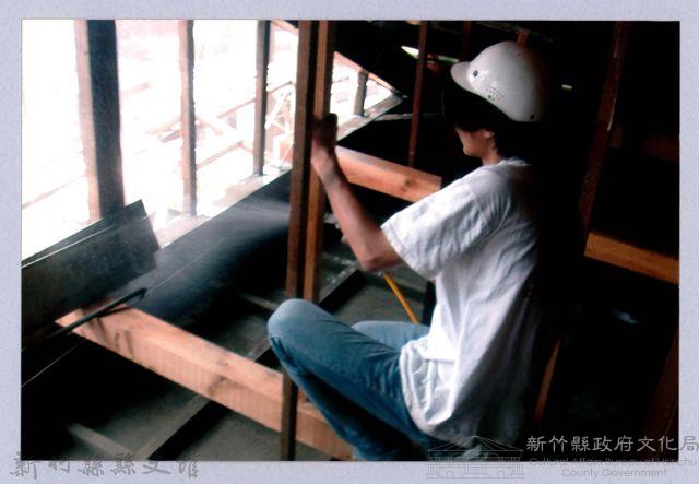 鄧雨賢相關照片149：修繕屋頂1藏品圖，第1張