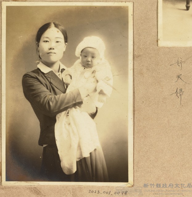 劉竹妹抱嬰照片藏品圖，第1張