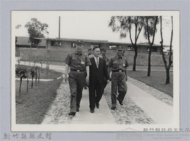 劉榭燻縣長主政時期：劉縣長視察營區-1藏品圖，第1張