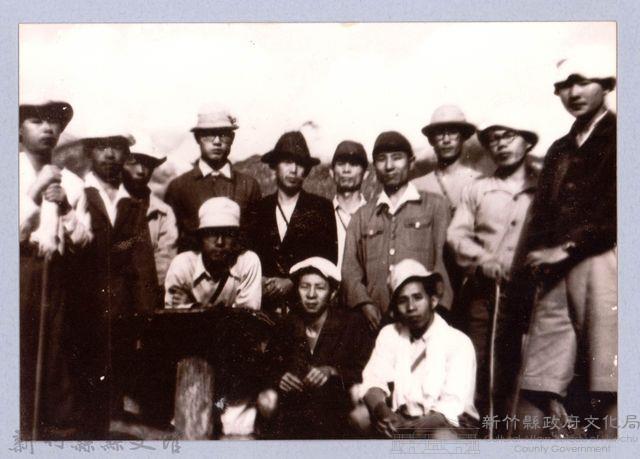 龍瑛宗翻拍照28：龍瑛宗與合作金庫同事合影1藏品圖，第1張