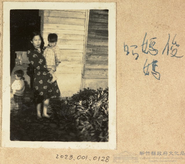 范姜碧珠和兒女自宅前留影藏品圖，第1張