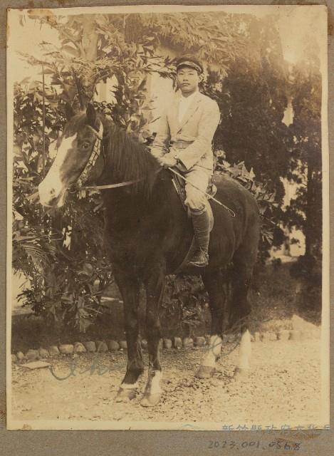 劉興熙宜蘭農林同學騎馬照藏品圖，第1張