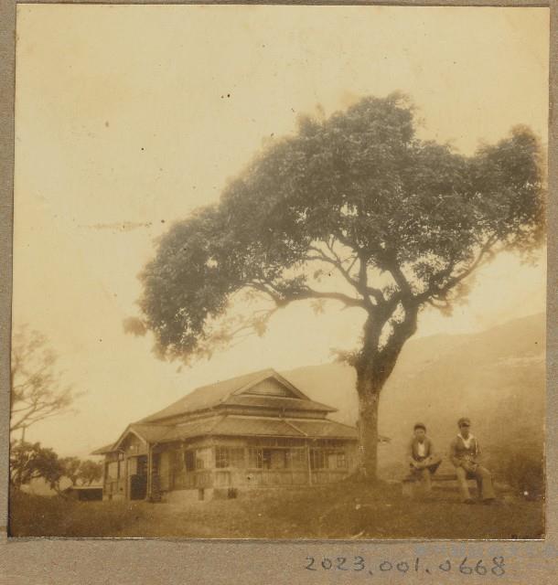 劉興熙宜蘭農林學校校園休憩照片藏品圖，第1張