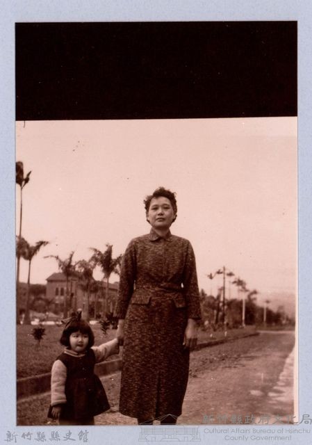 龍瑛宗翻拍照68：李耐與女童藏品圖，第1張