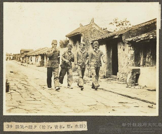 竹下等四人海南島街上談笑同行照片藏品圖，第1張