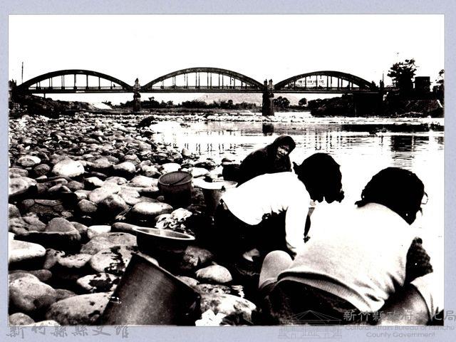 古典橋下洗衣婦（1980）藏品圖，第1張