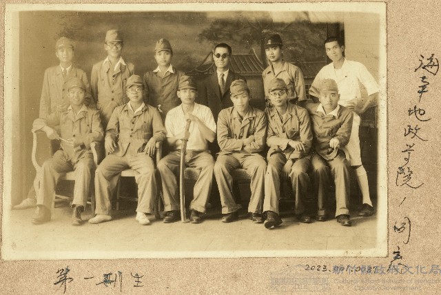 劉興熙與海軍地政學院第一期生同志於海南島合影照片藏品圖，第1張