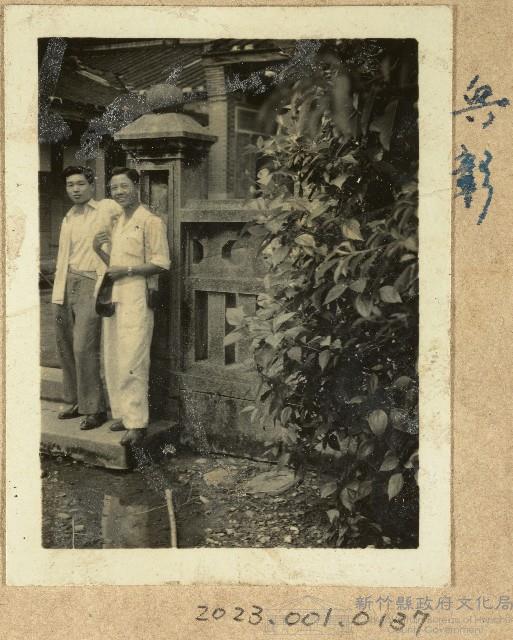 劉興彰與劉興民關西店子岡老宅合影藏品圖，第1張