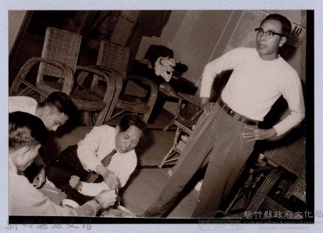 龍瑛宗翻拍照137：龍瑛宗與友人合影26藏品圖，第1張