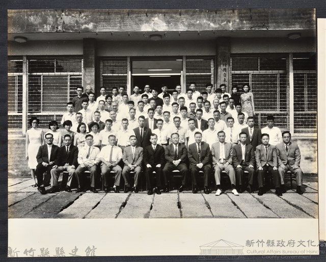 彭公瑞鷺縣長主持新竹縣政八年誌念：彭縣長與自來水廠職員合影藏品圖，第1張