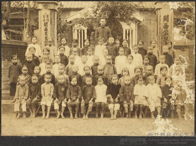劉家均和學童關西公學校合影藏品圖，第1張