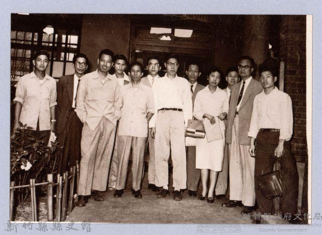 龍瑛宗翻拍照107：龍瑛宗與友人合影10藏品圖，第1張