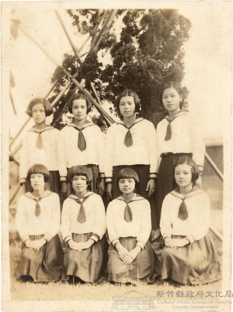 范姜雪子和中壢家政女子學校同學合影（昭和17年8月1日）藏品圖，第1張