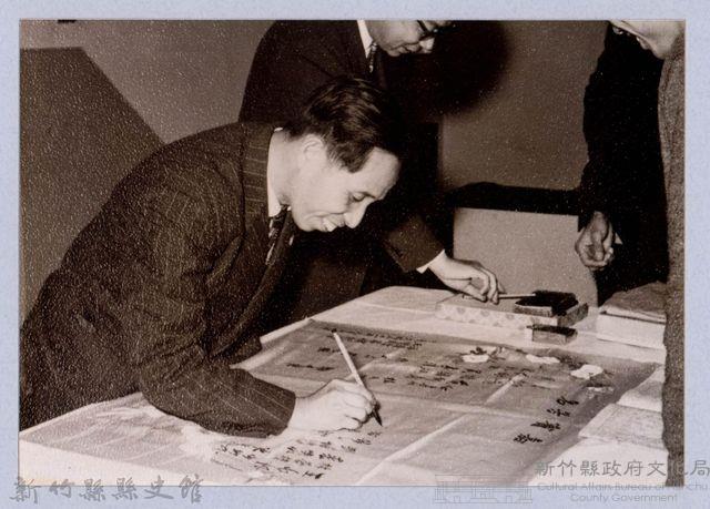 龍瑛宗翻拍照147：龍瑛宗簽名側拍照藏品圖，第1張