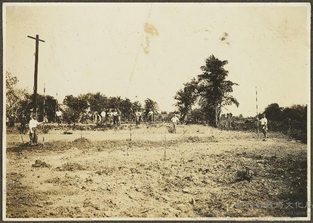 海南島養成所講習生測量學課程戶外操作照片藏品圖，第1張